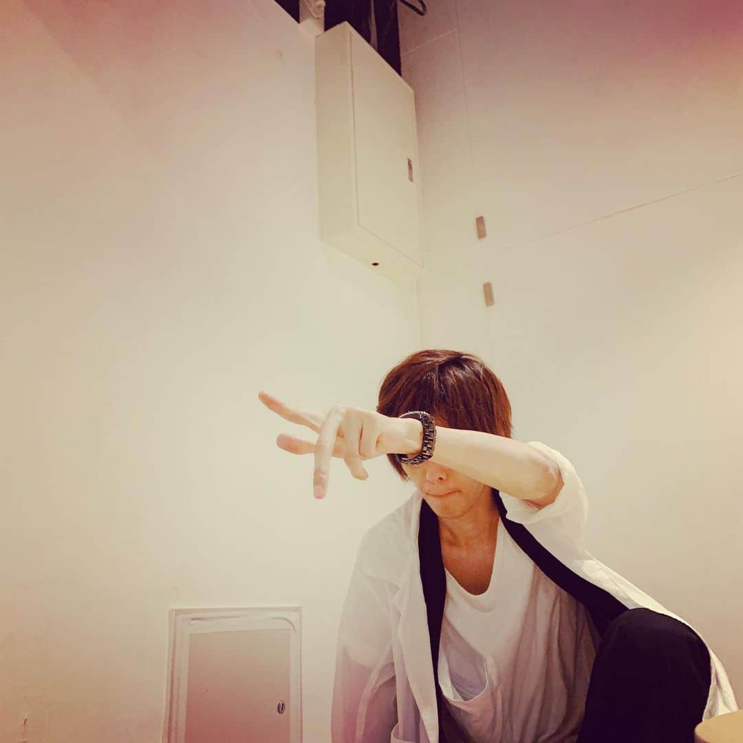 椿隆之のインスタグラム：「眠いんだーー！！ なんのポーズ？笑笑  #写真  #夏 #ポーズ」