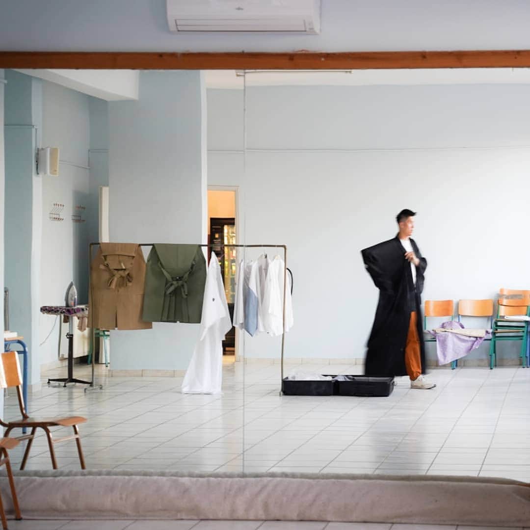 梅川壱ノ介（舞踊家）のインスタグラム：「【楽屋風景】  ギリシャ、エピダウロスでの公演の楽屋。 心落ち着かせて、その場所に合った演出や照明を考えながら、着々と準備を進める。  クリエイティブが好きなんだなぁって、つくづく思う。  #梅川壱ノ介  #海外公演 #日本舞踊 #日本伝統 #日本文化 #日本 #ジャパン #ギリシャ #楽屋 #クリエイティブ  #epidaurus 　#epidauruslyceum」