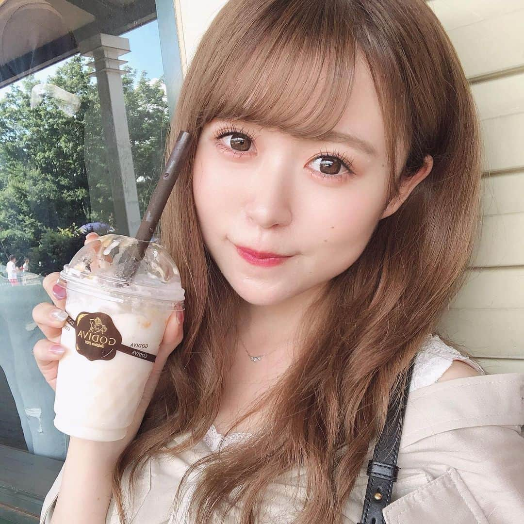 冨吉明日香さんのインスタグラム写真 - (冨吉明日香Instagram)「💫💫💫 . . 私のインスタグラム 飲み物か食べ物との写真ばっかり🤷‍♀️🍬 (しかももうまぁまぁ飲んでる) みんな何載せているんだ、、、 #godiva #🍫」8月11日 21時04分 - asuka__t920