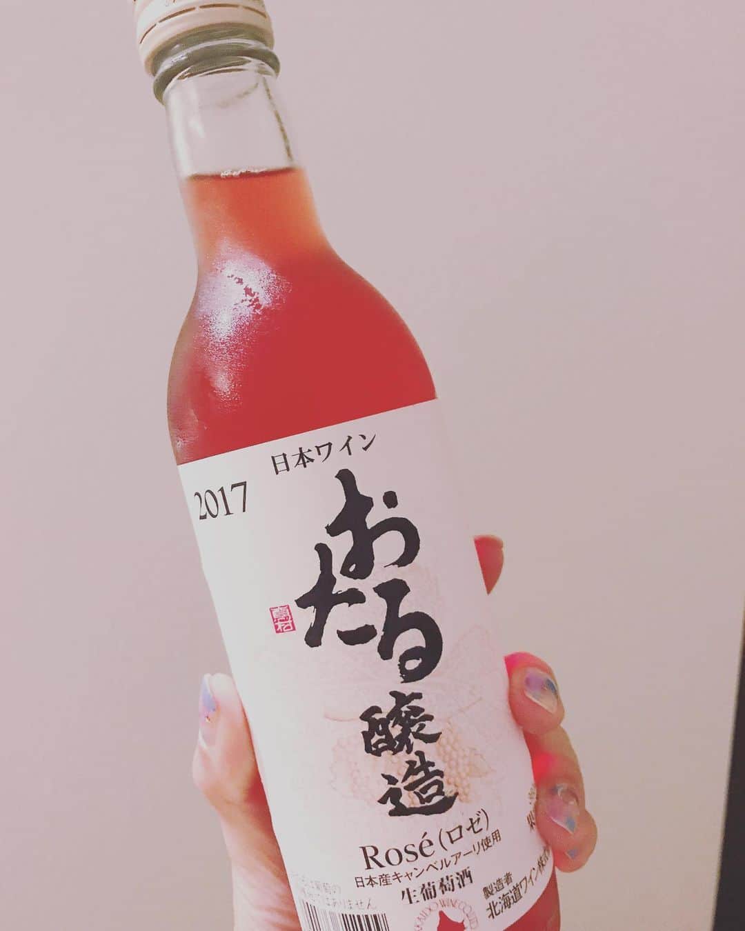 のインスタグラム：「また#おたる醸造#ナイアガラ 今日は#ロゼ  小さい瓶はけーん この位がいい。それでも1度に全部は飲めないけど。 #rosé #wine#大して飲めない#見掛け倒し#旦那さんと #日本ワイン」