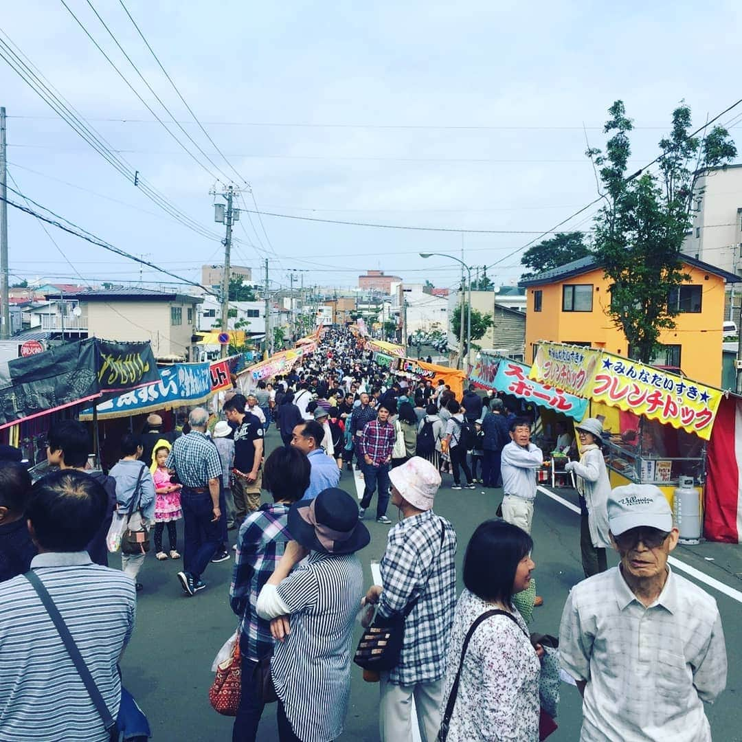 鈴木貴子さんのインスタグラム写真 - (鈴木貴子Instagram)「根室　金比羅神社⛩️のお祭り中日はお天気にも恵まれました‼️ 東京や本州の皆さんには申し訳ないほどに、 あつくもなく、さむくもなくのお祭り日和となりました └(ﾟ∀ﾟ└)　(┘ﾟ∀ﾟ)┘ 昨年は雨も降って寒かったので、今年はみんな笑顔で練り歩いてました  各地で、 「お父さんおめでとう！」と声をかけていただきました  次は私です！！！と、しっかり応えておきました😀  嬉しかったのは、中学生の女の子たちに 「写真一緒にいいですか？」と声をかけてもらったり 「大好きなんです」と声をかけてもらったり💓 (主人にも言われない☹️) パワーチャージ完了！！！ みどりの元気な姿を見かけたら、ぜひ声をかけてください‼️ 明日は、浜中に出没します！  #根室 #金比羅神社 #金比羅さん #鈴木貴子 #たかちゃんって呼んで #ちゃん付けでいつまで呼んでもらえるかドキドキ #露天がタピオカ祭りだった #お祭り最高 #└(ﾟ∀ﾟ└)　(┘ﾟ∀ﾟ)┘」8月11日 21時06分 - _takako.suzuki_