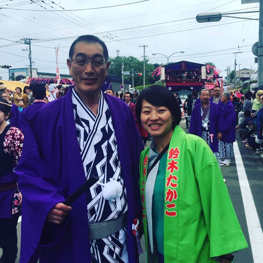 鈴木貴子さんのインスタグラム写真 - (鈴木貴子Instagram)「根室　金比羅神社⛩️のお祭り中日はお天気にも恵まれました‼️ 東京や本州の皆さんには申し訳ないほどに、 あつくもなく、さむくもなくのお祭り日和となりました └(ﾟ∀ﾟ└)　(┘ﾟ∀ﾟ)┘ 昨年は雨も降って寒かったので、今年はみんな笑顔で練り歩いてました  各地で、 「お父さんおめでとう！」と声をかけていただきました  次は私です！！！と、しっかり応えておきました😀  嬉しかったのは、中学生の女の子たちに 「写真一緒にいいですか？」と声をかけてもらったり 「大好きなんです」と声をかけてもらったり💓 (主人にも言われない☹️) パワーチャージ完了！！！ みどりの元気な姿を見かけたら、ぜひ声をかけてください‼️ 明日は、浜中に出没します！  #根室 #金比羅神社 #金比羅さん #鈴木貴子 #たかちゃんって呼んで #ちゃん付けでいつまで呼んでもらえるかドキドキ #露天がタピオカ祭りだった #お祭り最高 #└(ﾟ∀ﾟ└)　(┘ﾟ∀ﾟ)┘」8月11日 21時06分 - _takako.suzuki_