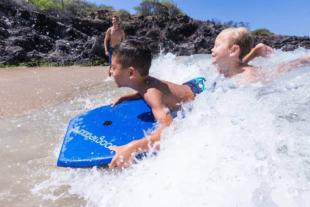 Instagenic Hawaiiさんのインスタグラム写真 - (Instagenic HawaiiInstagram)「Aloha🌺  夏休みはいかがお過ごしですか？ 暑い毎日が続いてますので、熱中症にお気をつけください😊  ハワイ島のコハラ コーストでは、砂遊びからボディーボードまでお子様と楽しめますよ！ みなさんは、今年の夏は何をして過ごしますか？  #ハワイ #Hawaii # ハワイ島 #islandofhawaii #ハワイ旅行 #家族旅行 #海 #海あそび #砂遊び  #ボディボード #波 #ビーチ #ビーチリゾート #夏休み  #夏休み旅行  #summervacation」8月11日 21時17分 - gohawaii_jp