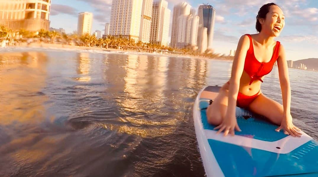 志摩マキさんのインスタグラム写真 - (志摩マキInstagram)「初サーフィン&サップ！@surfshackdanang  รุปไหนสวย！ first time to tried sup & surf ！ #เล่นครั้งแรก #สนุกมาก #最高に楽しかった #ダナン  #好き #サーフィン  #サップ #ミーケービーチ  #surfshacks #danang  #ดานัง #surf #sup #mykhebeach #🔥 #🏄‍♀️ #travelgirl #travelgram #旅」8月11日 21時10分 - makishimaaa