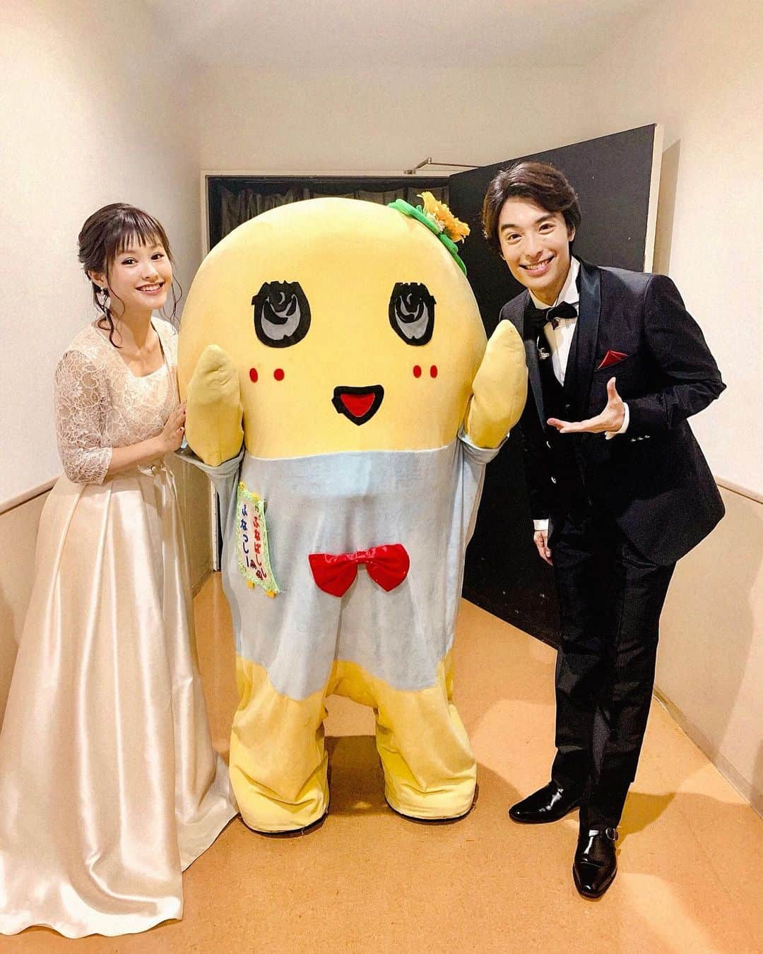 昆夏美のインスタグラム：「. 海宝直人さんのコンサート 「I hope.」にゲスト出演させていただきました！ トークコーナーと ミスサイゴンより「世界が終わる夜のように」を フルバージョンで歌わせていただきました。 そしてサプライズゲストで まさかのふなっしーが登場🍐笑 びっくりなっしー🤣 面白くてシュールな空間。笑 素敵な時間を過ごすことが出来ました。 ありがとうございました♡ . あと海宝くん歌うまい。。。(感想小学生。) 袖で食い入るように観てしまいました。 . もうすぐ、レミゼラブル博多座公演も 前半組からバトンを受け継ぎ始まります🇫🇷 モードを切り替えなければっ！！ . 今回のお衣装の白いドレスは #aimer です。 .  #海宝直人 #ふなっしー #昆夏美 #奇跡の3ショット #🤣」