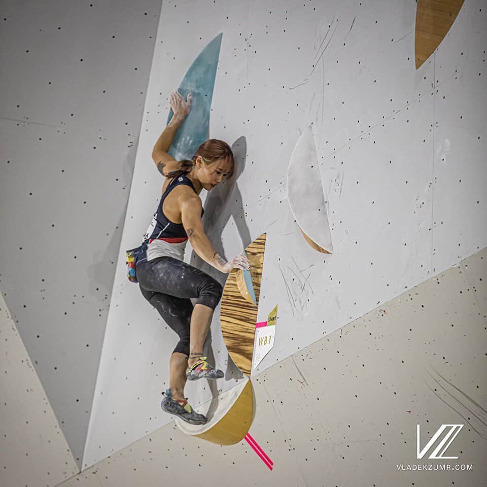 サ・ソルさんのインスタグラム写真 - (サ・ソルInstagram)「took almost a month off from climbing/training due to this knee injury I picked up in Wojiang Bouldering WC, then had no choice but to compete in the Korean National Team Trials without having enough time to get prepared, only to find there was no miracle waiting for me. The pressure kicked in so hard before the comp and the lack of confidence was enough evidence to foresee the outcome wouldn’t be so good, but it turned out worse than I could ever bear, terribly worse. Then I was thrown right into the Lead WCs where I couldn’t make it past qualification rounds three times in a row. Everyday was a fight to stay positive; regardless of bad comp results, I could feel I was slowly improving. But my impatient mind was rushing me, made me focus too much only on getting back in shape, and ironically my condition only got worse day by day. Confidence level hitting the bottom and extremely exhausted both mentally and physically, I found myself in fear of comps. The feeling so dense and deep that I almost wanted to quit and retire.  So I decided to take a rest for two days before the World Championship, alone and quite, seeking the real value I once put in climbing. Why do I climb? Why do I care about other people’s opinions? Why am I so scared? What do I want to achieve? And I gained my peace back after finding answers to the questions.  Today was the first day of World Championship. 3T4Z, 14th place in Group B. Made some mistakes, and costed a ticket to the next round again. little bit bummed, but still overcoming the stress and pressure I had was a definite gain.  will always try my best, push my limits. ups and downs might come and go, but will not lose a smile, that’s for sure. [번역 translation: @hoseok_lee93 ] 📸 @vladek_zumr」8月11日 21時11分 - sasol_climber