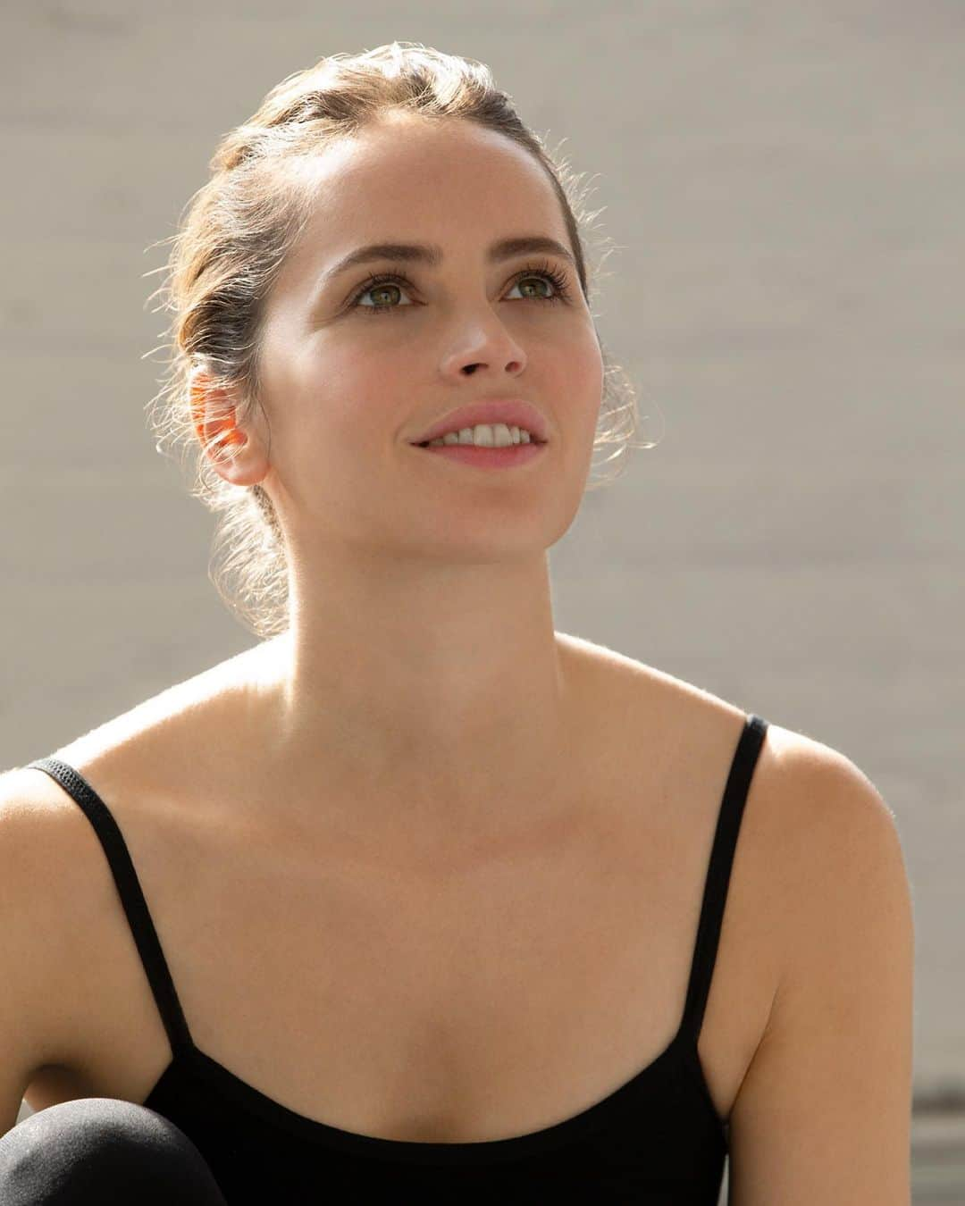 Clé de Peau Beauté Officialさんのインスタグラム写真 - (Clé de Peau Beauté OfficialInstagram)「Radiant beauty that goes beyond #skin. #FelicityJones behind the scenes of #CleDePeauBeaute’s #BrillianceComesToLight Campaign featuring the new #KeyRadianceCare.」8月11日 21時13分 - cledepeaubeaute