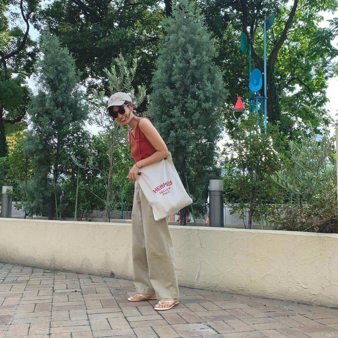 のインスタグラム：「のんびりまったりお盆休みがstart ・ ・ 写真は先日 @erinajinno 親子とキッズプラザに行ったときの♡ ・ どこに行っても 虫に夢中なお年頃👦🏻👦🏻 ・ ・ ・ #夏休み#キッズプラザ大阪#扇町公園」