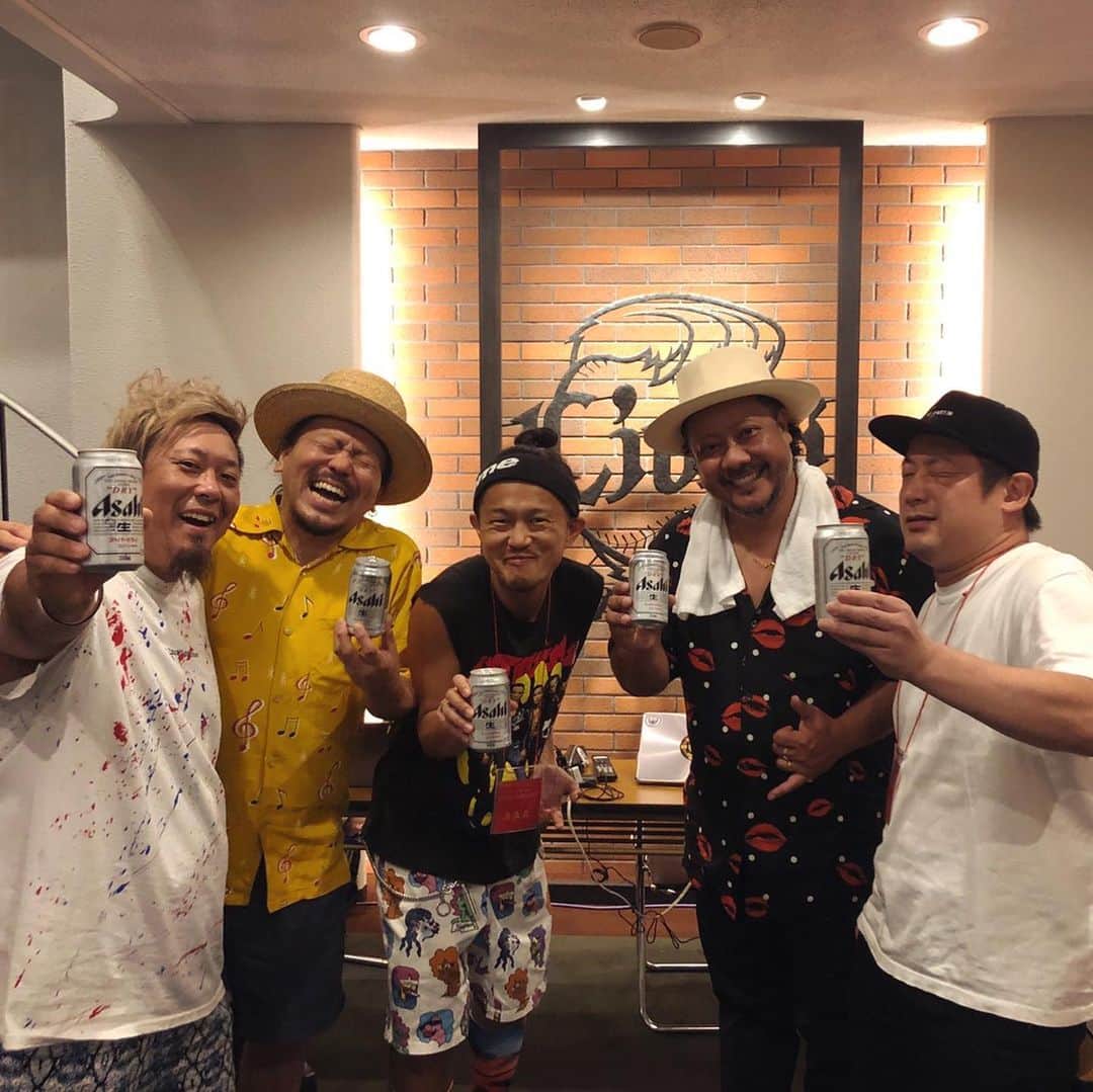 Kuboty のインスタグラム：「昨日のKANPAI JAPAN LIVE 2019@メットライフドームの思い出。 MONGOL800のサポートギタリストとして貴重な経験を積ませていただきました。 素晴らしいイベントを開催したアサヒ様に感謝を込めた写真も撮っておきました。ちなみにオリオンビールの筆頭株主はアサヒ(10%)だそうです。 ブラスブラザーズのシーサーさんとナリさんは、ステージ上で緊張気味のワイをグイグイ引っ張ってくれる頼れる兄貴達です、甘やかしありがとうございます！！！」