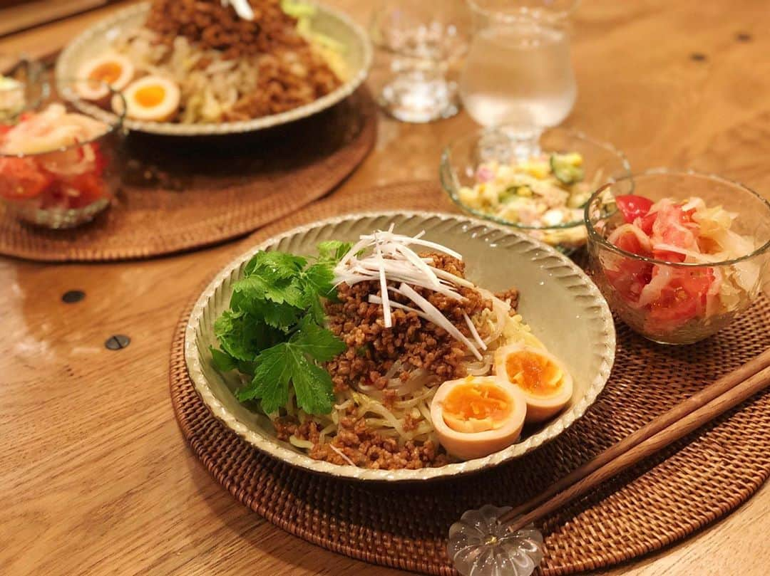 高山直子さんのインスタグラム写真 - (高山直子Instagram)「うんまーーー🤩✨ ●汁なし担々麺 ●トマトと玉ねぎの和風サラダ ●ポテサラ（残り） 汁なし担々麺は、麺とひき肉の間にもやしのナムルもたっぷり！ひき肉はピリ辛🔥よく混ぜていただきます😋  #なおコロ食堂#夏ごはん#夜ごはん#汁なし担々麺#お家ごはん#夜ごはん#麺好き#うつわ好き#ガラスの器#食と器」8月11日 21時17分 - nao_70koro