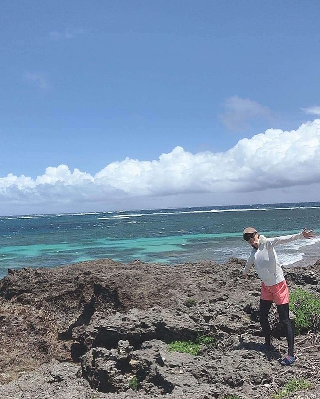 高橋麻美さんのインスタグラム写真 - (高橋麻美Instagram)「パワースポットとヤドカリちゃん。  #island #久高島 #blue #sea #sky #beach #powerspot」8月11日 21時26分 - charmy421