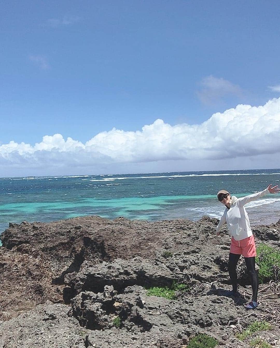 高橋麻美さんのインスタグラム写真 - (高橋麻美Instagram)「パワースポットとヤドカリちゃん。  #island #久高島 #blue #sea #sky #beach #powerspot」8月11日 21時26分 - charmy421
