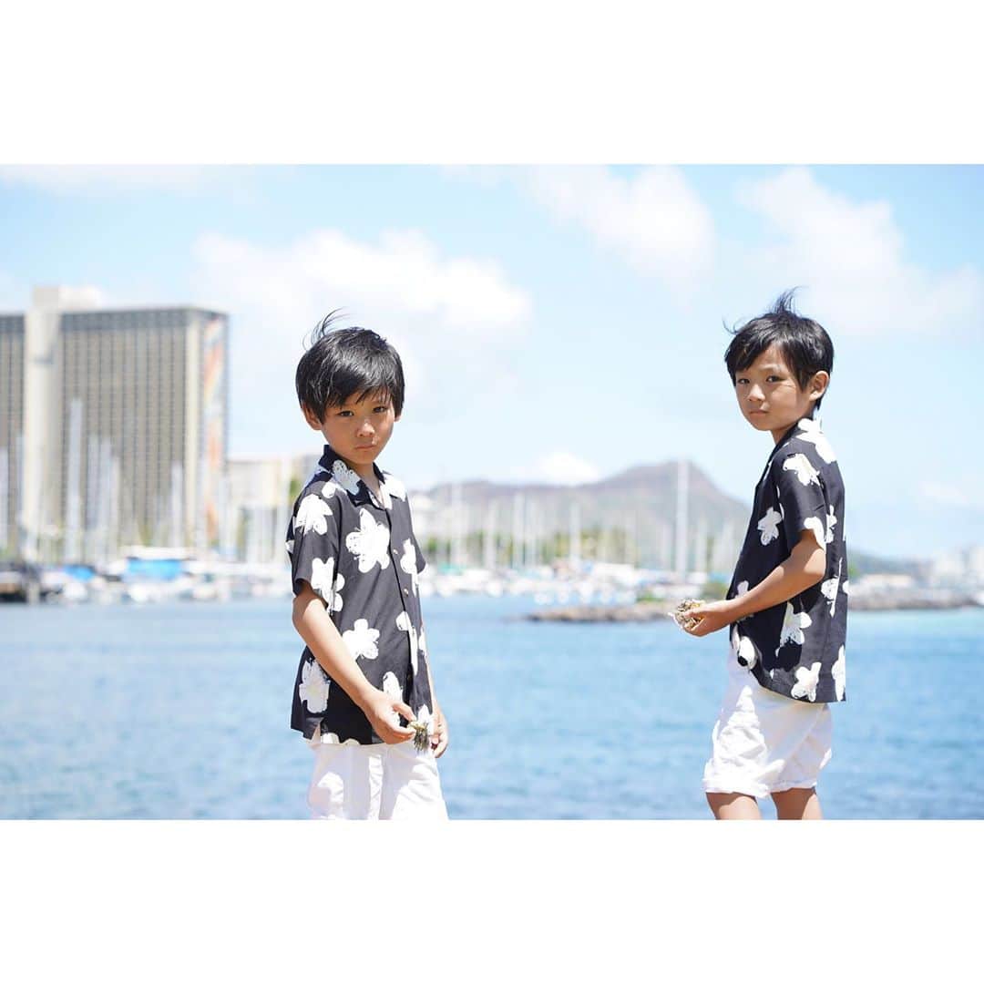 ayakoさんのインスタグラム写真 - (ayakoInstagram)「❤︎ ハワイ振り返り @eclatphoto さんに ハワイで家族写真撮って頂きました☺️ 良い記念になりました☺️ ほんとオススメします😍 * * アロハシャツ @uniqlo_hawaii  BLOGには他の写真も載せてます❤︎ ❤︎ #hawaii#ハワイ #fashion#coordinate#ootd#trend#outfit#instafashion#twins#ig_kidsphoto#ig_twins#cutetwinsclub#kids_japan#love#kidsfashion#twinslove#twinsboys#mamagirl#ママリ#男の子#双子」8月11日 21時26分 - ayaya315