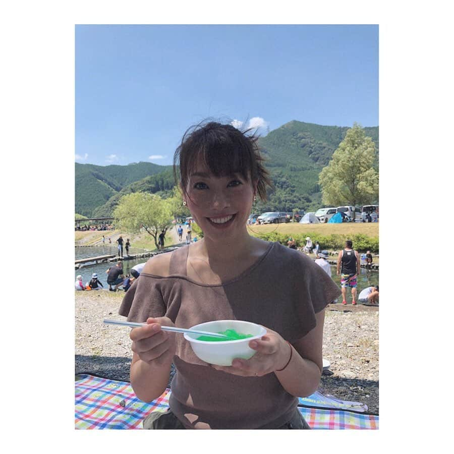 實石あづささんのインスタグラム写真 - (實石あづさInstagram)「. みんなで川へ遊びに🤗 日差しは強く暑いけど、 川の水はキンとする冷たさ。 これぞ、川遊び！ . シロップたっぷりの ガリガリしたカキ氷を食べると 小さい頃の夏休みを 思い出すなぁ😊 . #夏休み #川遊び  #日焼け対策したけど  #多分 #焼けた #🤭 #日差したっぷり  #カキ氷 #メロン #夏の味  #牛妻水辺の楽校 #牛妻  #静岡 #shizuoka #2019夏  #familytime #家族の夏休み #gracecontinental  #グレースコンチネンタル」8月11日 21時20分 - azusa_jitsuishi