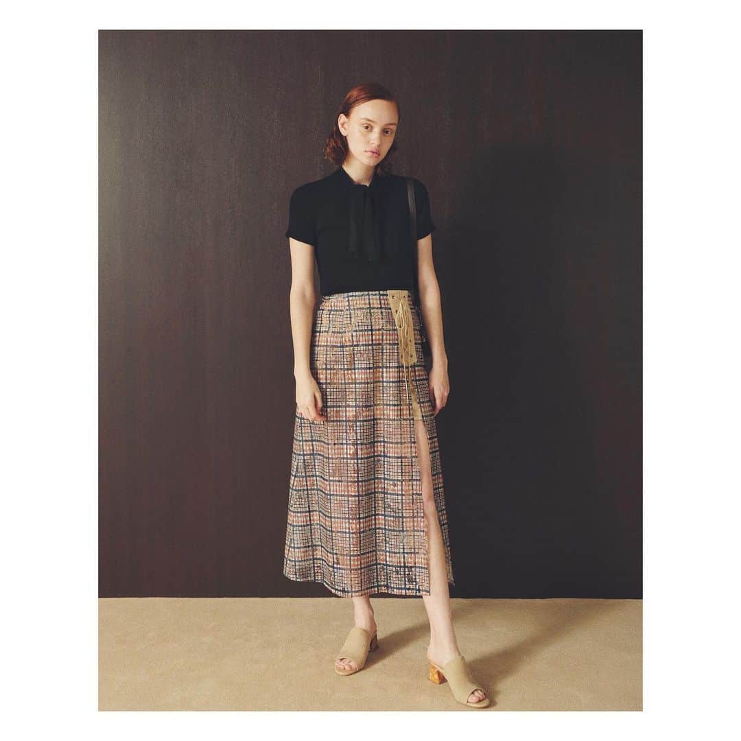 Lily Brownさんのインスタグラム写真 - (Lily BrownInstagram)「- lace skirt - ﻿ ﻿ ﻿#lilybrown #リリーブラウン﻿ #autumn #autumncollection ﻿ #vintage #vintagefuture #店頭入荷中」8月11日 21時24分 - lily_brown_official