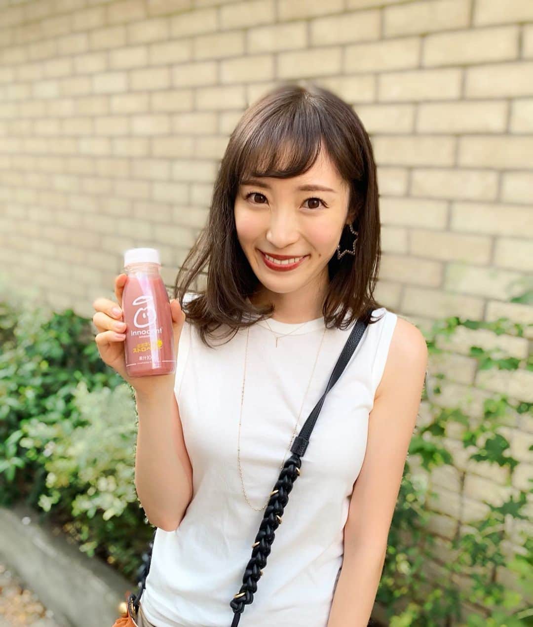 小林真由のインスタグラム：「ヨーロッパでハマって飲んでいた﻿ イノセントが日本初上陸🥤﻿ 美味しくて体にも環境にも優しいスムージー。﻿ 暑い日に冷たいドリンクが進みます🥺﻿ ﻿ イチゴずきなので﻿ 今日はおおまじめストロベリーを🍓﻿ まるで果物を飲んでいるかのように﻿ 濃厚でとっても美味しい！﻿ ﻿ ジュースは出来るだけ100%のものを飲みたいので﻿ 果汁100％、6種も果物が入ってるのが嬉しいな♡﻿ ﻿ まだ都内の一部コンビニでしか手に入らないのでお店で見つけたら #イノセントみっけ のハッシュタグをつけて投稿してね。﻿ 抽選で100名にかわいいグラスとコースターが当たるみたい！﻿ 私は渋谷道玄坂中央店のセブンイレブンで購入しました😌💕﻿ ﻿ #promotion #innocent  #イノセント #スムージー #いちご #ストロベリー #渋谷 #セブンイレブン #おおまじめストロベリー」