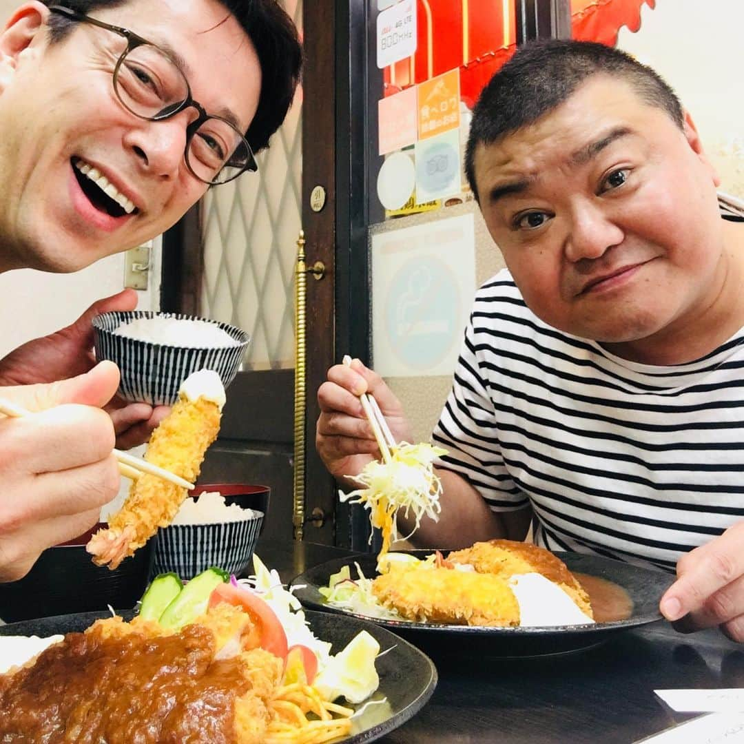 西川忠志さんのインスタグラム写真 - (西川忠志Instagram)「川畑さんと😊  今日のお昼ご飯は川畑さんに とんかつを食べに連れて行って頂きました😊 『吉兆』さん！こちらのデミグラスソースが大好きです‼️ 今日も美味しくいただきました😋 川畑さん、ご馳走さまでございました！  そして本日も、なんばグランド花月・川畑座長週は４回公演！ ご来場頂きました総てのお客様、ありがとうございました。 明日も４回公演でございます。 皆様方のご来場を心よりお待ち申し上げております。  #川畑泰史 #西川忠志 #とんかつ吉兆 #とんかつ #大阪ランチ #大阪グルメ #難波グルメ #難波ランチ #デミグラスソース #美味しい #おいしい #なんばグランド花月 #ngk #吉本新喜劇 #よしもと新喜劇 #川畑座長週 #座長 #ありがとう #ありがとうございます #ご馳走さま #ごちそうさまでした  #ごちそうさま #感謝 #ランチ #お昼ご飯 #52歳 #51歳 #エビフライ #海老フライ #白身魚のフライ」8月11日 21時26分 - nishikawa_tada