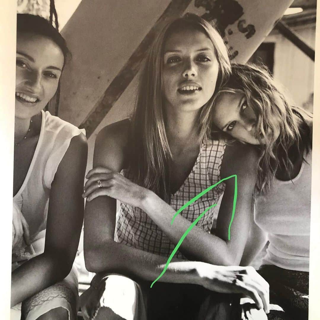 レイラニ・ビショップのインスタグラム：「I pulled this @pamela_hanson image from the archives, because out of the blue the ingenue on my right @sarafoster, walked right into my town and disrupted my day in the most unexpected way. Having not seen each other for 16+ years she promptly invited me to a lunch she was speaking out with her sister. Always down for an unexpected turn of events, I said yes and before I knew it I was crowning a Floral Vagina and listening to graphic afterbirth descriptions via microphone during lunch hour @duryeas 🤣. Thank you for the invite Sara and am so happy to find out after all these years we have so much in common such as becoming moms at the same age, vaginal births, fathers that are 69 and step moms that are our age that we love dearly ❤️❤️See you on the West Side .. so happy to have reconnected....🤘🏽🤘🏽🤘🏽@fridamom」