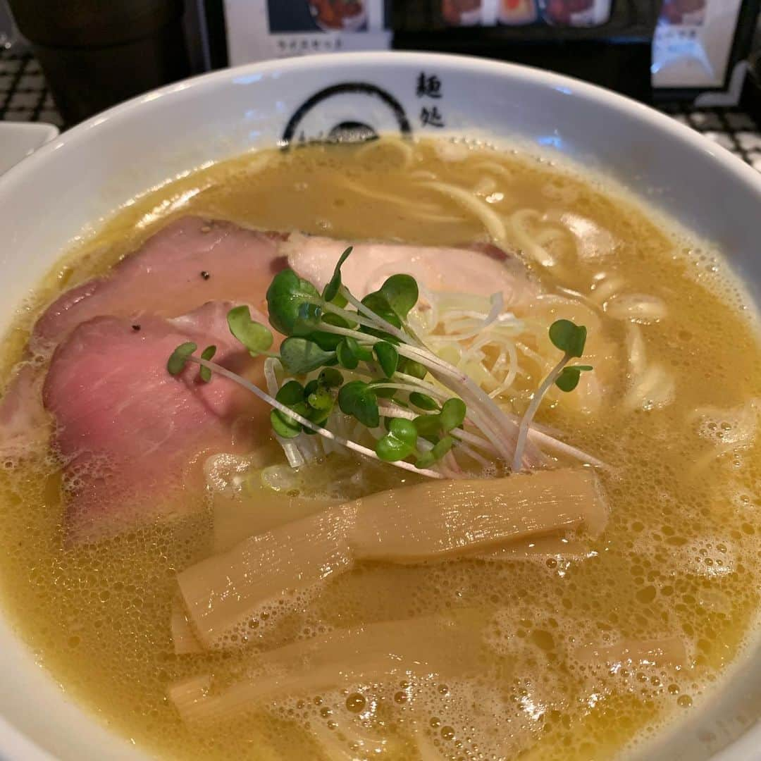 西川晃啓さんのインスタグラム写真 - (西川晃啓Instagram)「気絶ラーメン  暑い京都でラーメン食べて気絶  #あるある探検隊#レギュラー#気絶#気絶の日々#ギャグ#京都#祇園#花月#出番#漫才#合間#ランチ#蛇の目屋#鶏白湯#ラーメン#食べログ#高い#トロリ#じゃなくて#テロリ#スープ」8月11日 21時28分 - kizetu