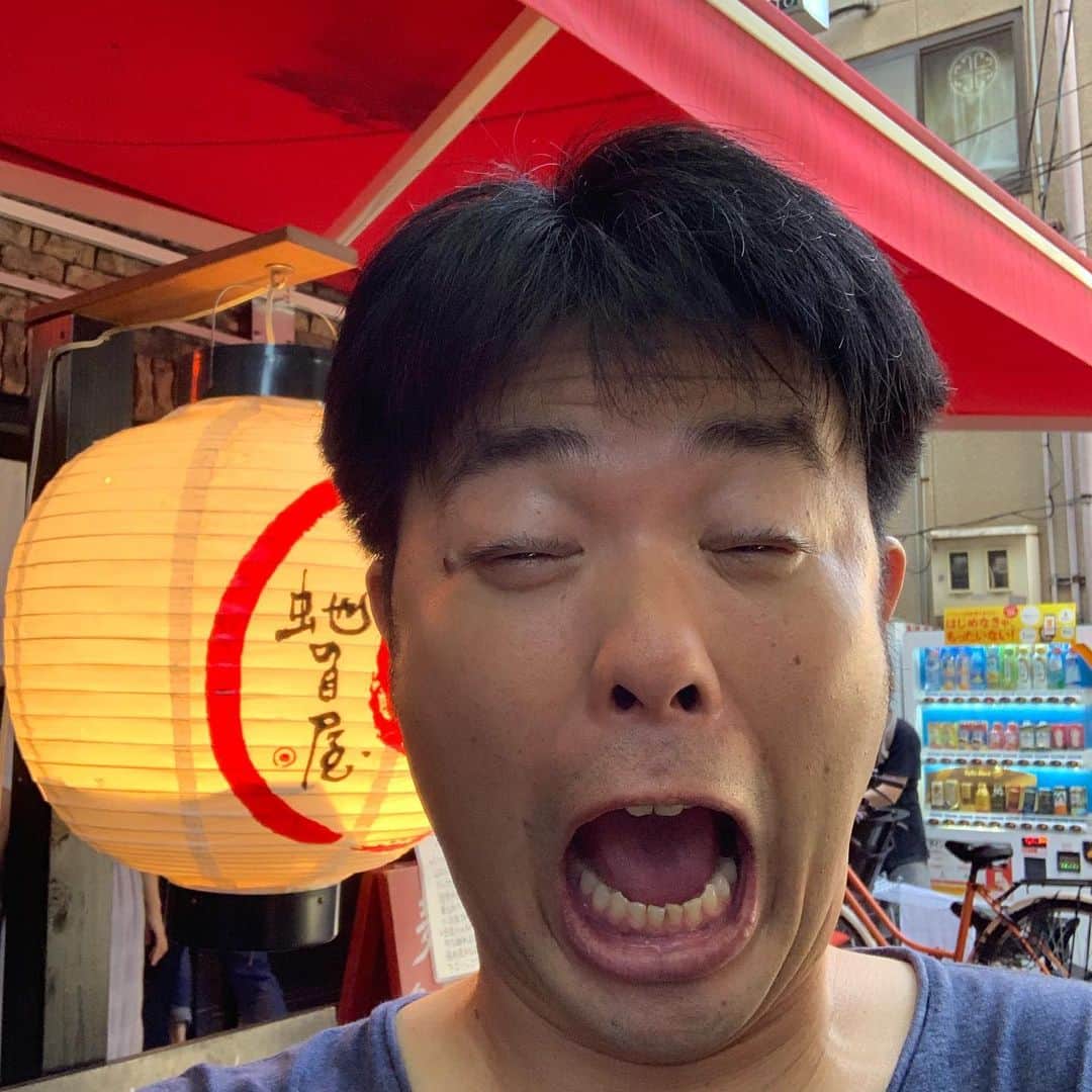 西川晃啓のインスタグラム：「気絶ラーメン  暑い京都でラーメン食べて気絶  #あるある探検隊#レギュラー#気絶#気絶の日々#ギャグ#京都#祇園#花月#出番#漫才#合間#ランチ#蛇の目屋#鶏白湯#ラーメン#食べログ#高い#トロリ#じゃなくて#テロリ#スープ」