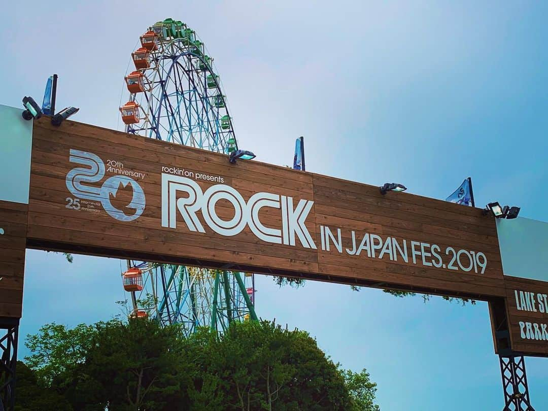 KYOHEYのインスタグラム：「‪ROCK IN JAPAN FESTIVAL 2019‬﻿ Day.4‬﻿ ‪ありがとうございましたー！‬﻿ ‪明日は最終日！最高の夏の思い出にしましょう✨🏖🐠☀️‬﻿ ﻿ ‪注意事項等のナレーションが聞こえてきたら耳を傾けてくださると嬉しいです！‬﻿ ‪最後まで安全に楽しみましょう！‬﻿ ﻿ ‪#RIJF2019 #ROCKINJAPANFESTIVAL #ひたち海浜公園 #todays #GRASSSTAGE #ももいろクローバーZ #KEYTALK #mrsgreenapple #きゃりーぱみゅぱみゅ #ALEXANDROS #マキシマムザホルモン #UVERworld」