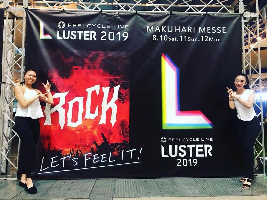 彩咲めいのインスタグラム：「#フィールサイクル #feelcycle #luster #ROCK #マーティフリードマン #😂 #夏休み 昨日、初フィールサイクルに行ってきたよーーー✨ 初めてなのに、イベントに参加させて頂いて、ROCKの曲に合わせて100分…😂 初心者の私はとりあえず、動きについていけてなかったけど、楽しむことと、止まらないことを目標に楽しんで頑張ってきた🦵✨✨ その結果、めーちゃ楽しかったし、本物のマーティフリードマンさんが演奏してくれて最高‼️でした✨✨ 足も最高に筋肉痛で、階段の降りる時に昨日を思い出す、お土産付き😂笑 何より、インストラクターさんというか、パフォーマーさんのエネルギーが最高でした‼️✨✨」
