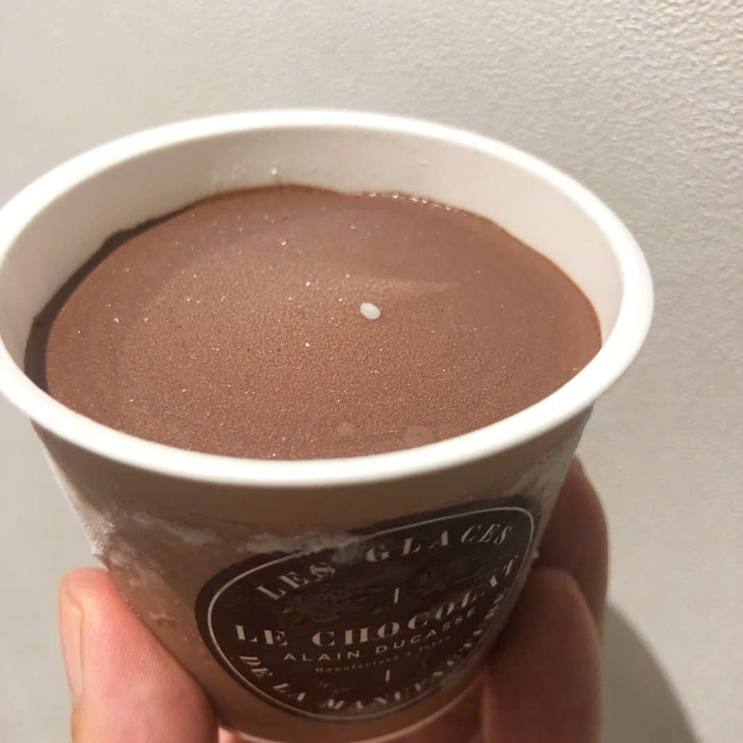 朝日光輝さんのインスタグラム写真 - (朝日光輝Instagram)「差し入れで頂いたアイス🍨 《ALAIN DUCASSE》  LE CHOCOLAT 🍨✨ これ、、、。 美味しい🤩🤩🤩 * * * * * * * * * * #アイスおじさん#alainducasse #lechocolat #チョコレートアイス#美味しいアイス#アイス好き#大人のアイス#最高#高級アイス#差し入れ#ありがとうございます#🙏#🙇‍♂️#ご馳走様でした」8月11日 21時31分 - mitsuteru_asahi