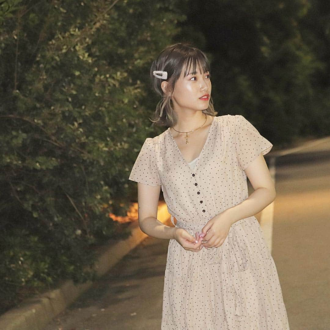 朝長美桜さんのインスタグラム写真 - (朝長美桜Instagram)「まみちゃんに頂いたチョーカー早速付けたよ❤︎﻿ ベージュのドットワンピに相性抜群だった🥰﻿ 嬉しくて幸せだぁ😌﻿ ﻿ new nail💅✨﻿ ﻿ うるうる、オーロラで﻿ 大好きなピンクメインでデザインにして頂いたよ💗﻿ ﻿ 爪がボロッボロで大変な状態だったのに、﻿ びっくりするくらい綺麗に可愛くしてくれましたっ🧚‍♀️﻿ 天才🥺 @yuca_814 さん❤︎﻿ 本当にありがとうございます〜〜🥰﻿ ﻿ めちゃめちゃ可愛いネイルでテンションあがっちゃう〜﻿ 本当に本当に可愛いよ〜💫💕﻿ ﻿ オイルたくさん塗ってハンドクリームでケアして﻿ 乾燥しらずの手になるぞ〜🙋‍♀️﻿ ﻿ #new#nail#ネイル#ジェルネイル#うるうるネイル#オーロラネイル#SNIDEL#スナイデル#チョーカー#ハンドメイド#ハンドメイドアクセサリー#miaminne」8月11日 21時44分 - miochan_0517