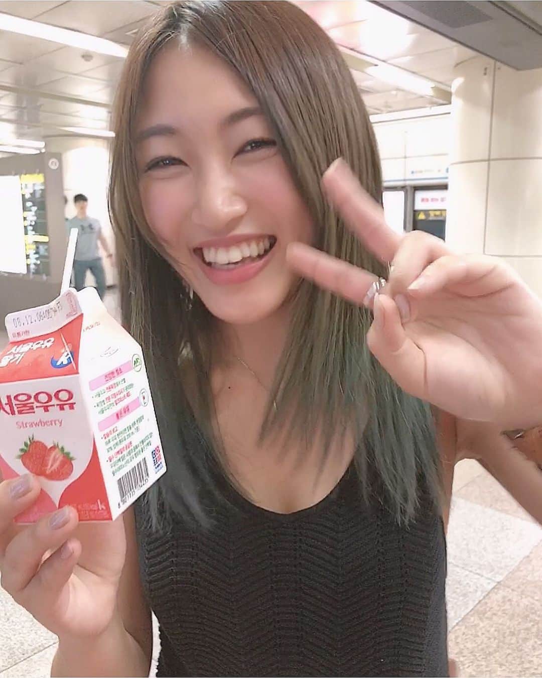 上枝恵美加さんのインスタグラム写真 - (上枝恵美加Instagram)「とっても嬉しそう🍼🍓 ． 韓国で歩き疲れてた時にこれに出会えて、しかもお店のおばちゃんめっちゃ笑顔で優しくて、心も元気になった！ ． ． ¡Fijaooos! Con esta bebida parezco superfeliz😆😆 ． #서울우유 #いちごミルク #lechedefresa #🇰🇷 #happyface」8月11日 21時36分 - emika_kamieda