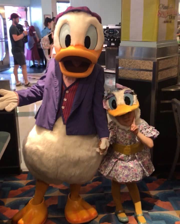 tiahy__のインスタグラム：「Hollywood&Vine. . . . . #wdw#hollywoodstudios #waltdisneyworld#taiacostume#disney#disneybaby#disneykids#disneyfamily#daisy#hollywoodandvine」