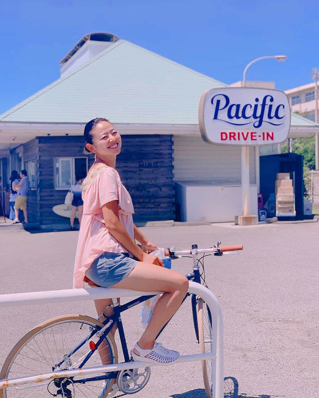 高松いくさんのインスタグラム写真 - (高松いくInstagram)「自転車🚲を買って、 行動範囲が広がり、 おかげで、 『今まで出逢ったアイスの中で人生でNO.1✨のアイス』 を、たまたま見つけた❤️ 鎌倉から七里ヶ浜まで自転車で15分→ さらに七里ヶ浜から鵠沼海岸へ・・・✨ * * 📷 Photo by : #写真 家の娘 #親友  自分で絶賛してたwww ありがとう😊❤️ #keen  #食べグラム になってきた #夏 を#食べる #サイクリング  #自転車 #空気入れてもらった #快適 #ありがとうございました ！！！」8月11日 21時39分 - iku_takamatsu_trip_sup_yoga