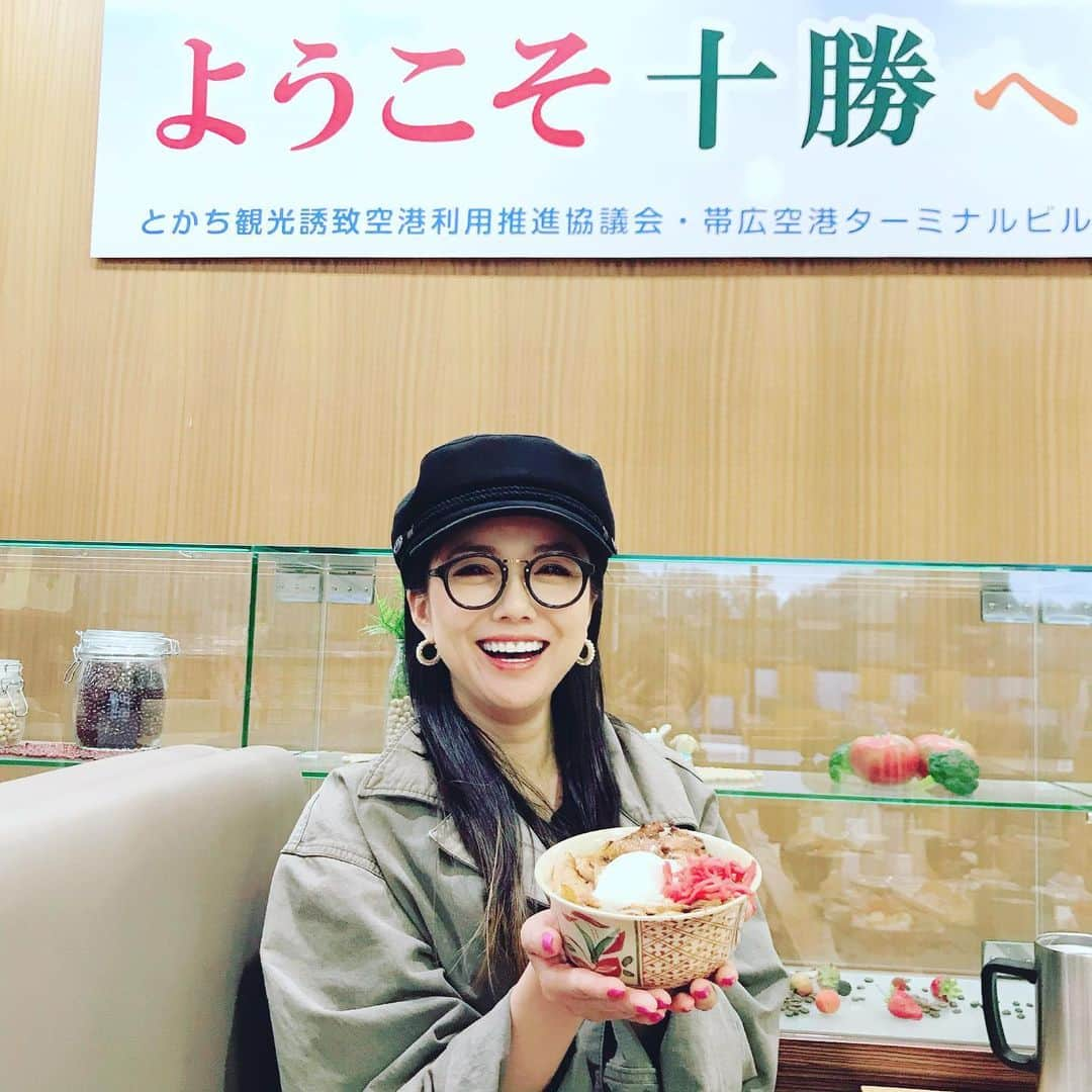 島谷ひとみさんのインスタグラム写真 - (島谷ひとみInstagram)「帯広動物園に行ってきたよ。  本日、士幌町バルーンフェスティバルでのライブ🎤  戻りの飛行機までの待ち時間５時間w  満喫してきました〜🎶 実は、動物園好きな私でした。  #北海道 #帯広市 #士幌町 #バルーンフェスティバル #帯広動物園 #豚丼 #島谷ひとみ」8月11日 21時41分 - shimatani_hitomi_official