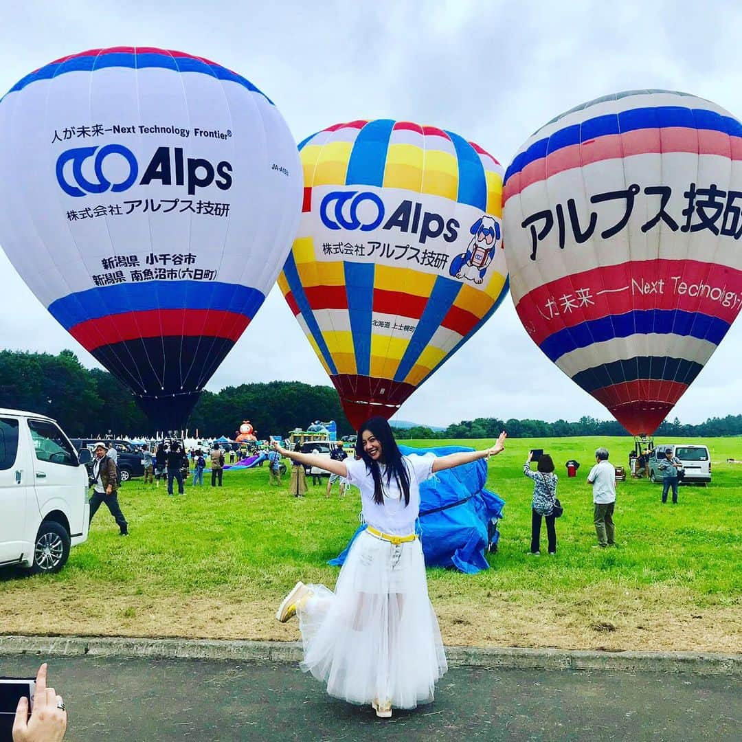 島谷ひとみさんのインスタグラム写真 - (島谷ひとみInstagram)「帯広動物園に行ってきたよ。  本日、士幌町バルーンフェスティバルでのライブ🎤  戻りの飛行機までの待ち時間５時間w  満喫してきました〜🎶 実は、動物園好きな私でした。  #北海道 #帯広市 #士幌町 #バルーンフェスティバル #帯広動物園 #豚丼 #島谷ひとみ」8月11日 21時41分 - shimatani_hitomi_official