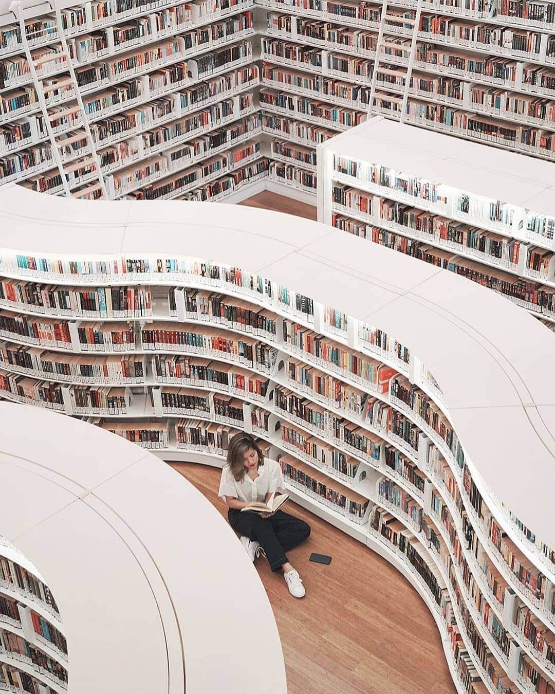 HereNowさんのインスタグラム写真 - (HereNowInstagram)「Photogenic Library @ Orchard is a must visit! Photo by @janxkirstin. Recommended by @kenny.leck.  Visited one of our recommended spots? Tag us and #herenowcity for a chance to get featured! . . . #herenowcity #wonderfulplaces #beautifuldestinations #travelholic #travelawesome #traveladdict #igtravel #livefolk #instapassport #optoutside  #Singapore #visitsingapore  #シンガポール #싱가포르 #싱가포르여행 #싱가폴 #新加坡」8月11日 21時42分 - herenowcity