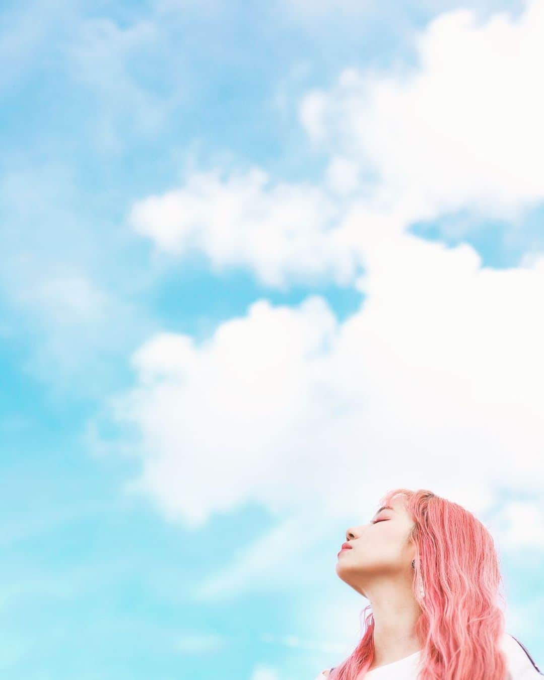 高田志織さんのインスタグラム写真 - (高田志織Instagram)「☀︎🌞☀︎ @makesnap.jp  Photo/@yuka_tsuda #青空#pinkhair#ピンクヘアー」8月11日 21時41分 - shiori_naast