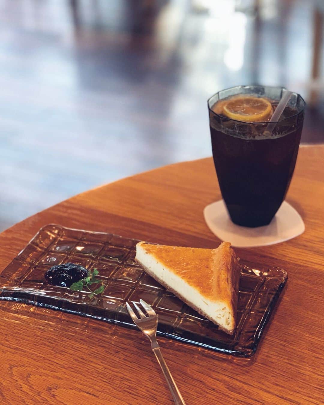 Natsuko Motoiのインスタグラム：「今日は九十九里方面へ。 スガハラガラスのファクトリー内にあるカフェが良さそうだったので、行ってみました。 ドリンクやフードはスガハラの食器が使われていて、色々欲しくなりました！ . その後、大網白里海岸での花火大会🎆 海風に吹かれながら見る花火は、とても気持ち良かったです◎ . . . . #スガハラガラスカフェ #スガハラガラス #エスプレッソソーダ #カフェ #コーヒー #おやつ #チーズケーキ #ガトーショコラ #千葉 #九十九里 #うつわ #花火大会 #igersjp #coffee #cafe #Chiba #sghr #sugaharaglass #japan #fireworks #キナリノ #暮らし #おでかけ」