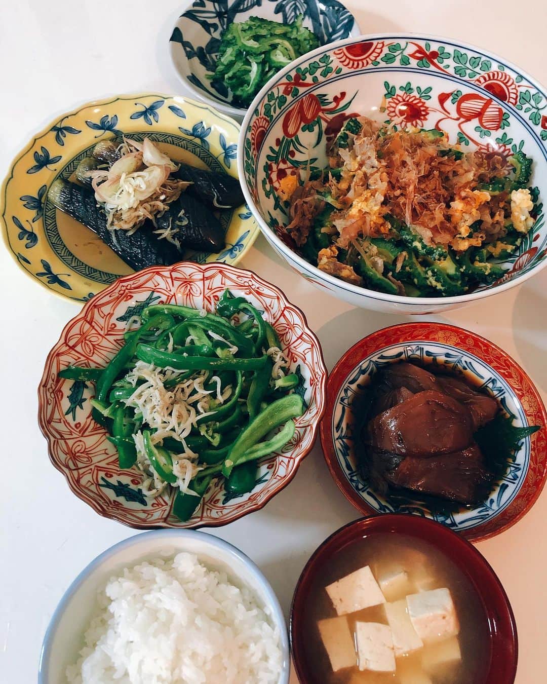 軍地彩弓さんのインスタグラム写真 - (軍地彩弓Instagram)「実家に戻って、久々に #軍地めし  ご飯が炊ける間に40分でごはん。 ゴーヤチャンプル、ピーマンじゃこ炒め、 茄子と干し海老の煮浸し、鰹の漬け、ゴーヤのお浸し、豆腐の味噌汁、つや姫のごはん。  茨城の食材美味しいよ^_^  #地味めし #今日のごはん」8月11日 21時45分 - sayumi7