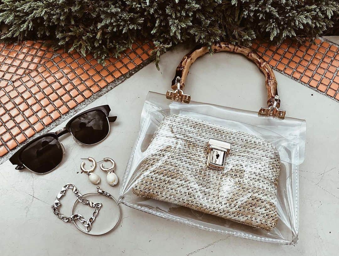 のインスタグラム：「お盆 𝑺𝑻𝑨𝑹𝑻 ❤︎‼︎ . プチプラNEW BAGを持ってお盆の幕開け‼︎ バンブー×クリアに胸ドッキュンされたミニバック❤︎ . 今日はお姉家族とアウトレットに行ってプラプラして実家へ❤︎ . #プチプラ #new #bag #bamboo」