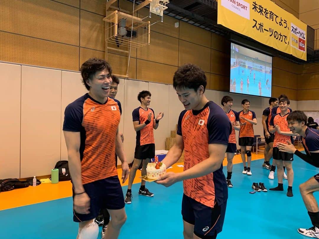 フジテレビ★バレーボールさんのインスタグラム写真 - (フジテレビ★バレーボールInstagram)「‪カナダとの親善試合も終わり、男子日本代表は再びNTCでの合宿を再開しました💪 そして今日は…清水邦広選手の33歳の誕生日🎂 20歳の頃から誕生日の多くをこの代表で過ごしてきたという清水選手😊 13年の時を経て、ケーキは13歳年下の同じポジション、西田有志選手から渡されました☺️✨ お誕生日おめでとうございます‼️‬ #1枚目右端 #小野寺選手の悪そうな顔にも注目です🤣」8月11日 21時45分 - fujitv_volleyball