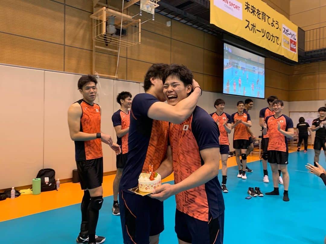 フジテレビ★バレーボールさんのインスタグラム写真 - (フジテレビ★バレーボールInstagram)「‪カナダとの親善試合も終わり、男子日本代表は再びNTCでの合宿を再開しました💪 そして今日は…清水邦広選手の33歳の誕生日🎂 20歳の頃から誕生日の多くをこの代表で過ごしてきたという清水選手😊 13年の時を経て、ケーキは13歳年下の同じポジション、西田有志選手から渡されました☺️✨ お誕生日おめでとうございます‼️‬ #1枚目右端 #小野寺選手の悪そうな顔にも注目です🤣」8月11日 21時45分 - fujitv_volleyball