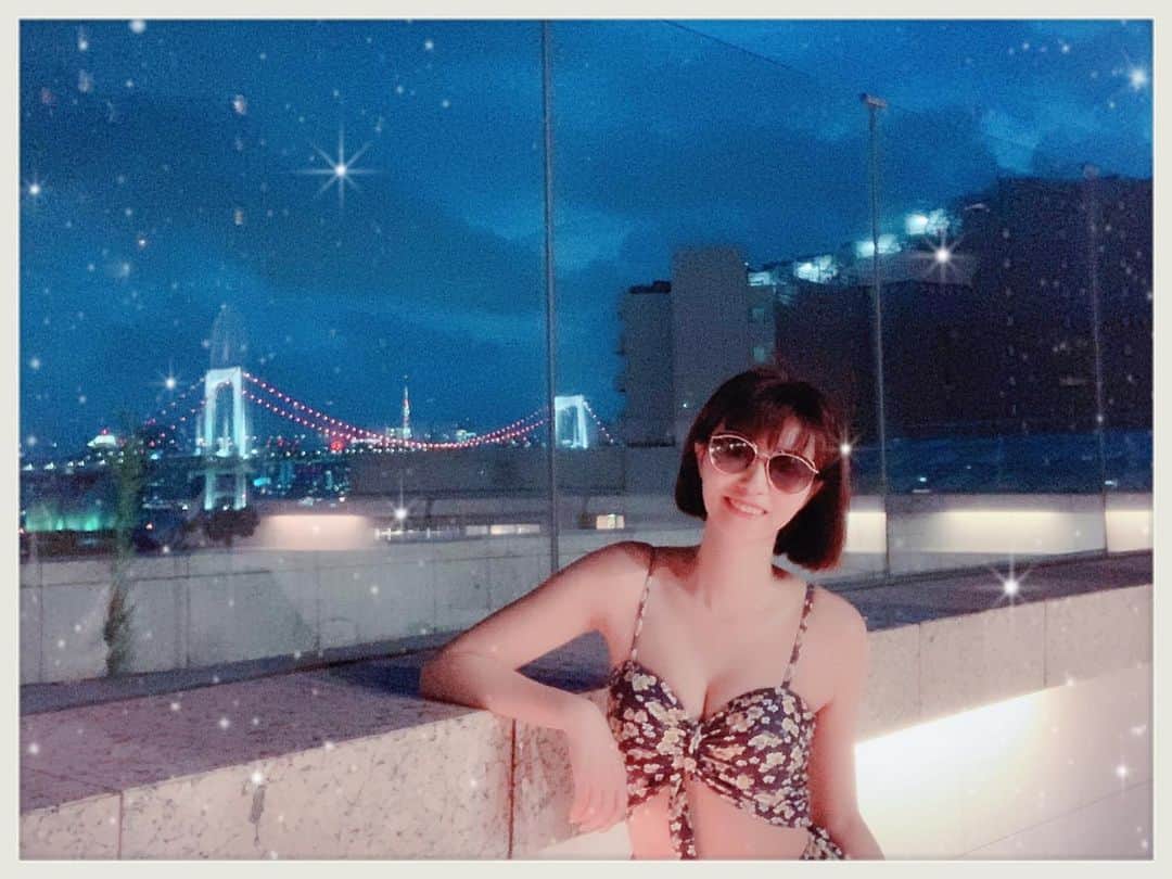 知華さんのインスタグラム写真 - (知華Instagram)「2019.08.11 三連休。 遠出する気力はないので 都内のホテルへ🏨 日焼けしたくないので夕方からナイトプールへ。 最後は貸切状態でした♪( ´▽｀) 。 プールはリラックスデトックスできるので好きです。 夜にしか入れないけどストレス発散！ 久しぶりに体調も良く楽しく過ごせました。 🕶#marcjacobs  #ナイトプール #nightpool #貸切プール #グランドニッコー東京台場 #お台場#tokyo#japan#東京 #インスタ映えない #なんども撮り直した #泳げないので #犬かき #謎の#YMCA #アヒルちゃんプール #1匹だけ#黒鳥 カラコンなしすっぴんです。 眉毛は#アートメイク」8月11日 21時46分 - tomoca1204