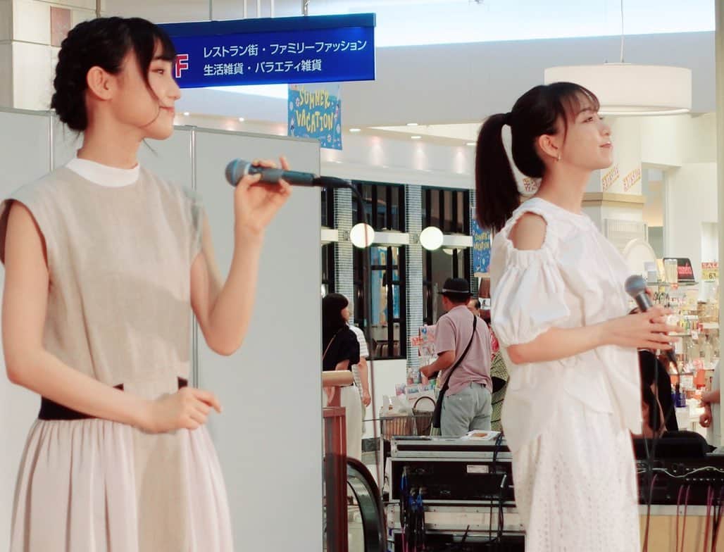 長谷川萌美さんのインスタグラム写真 - (長谷川萌美Instagram)「. . 「久留米に来たのでしょう♪ また来るのでしょう♪」 . 2nd Sg. 「 #遠いところへ行くのでしょう 」 . . 2回ライブさせて頂き、 一緒に歌ってくださり嬉しかったです🥰💗 . また来ます！ありがとうございました✨ .  #ビタスイ #遠ラブ #久留米 #kurume #fukuoka #福岡 #live #ライブ #ラブストーリーは始まらない #お盆 #ゆめタウン #ゆめタウン久留米」8月11日 21時46分 - moemi_hasegawa