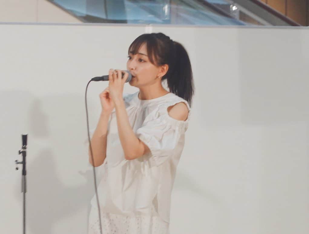 長谷川萌美さんのインスタグラム写真 - (長谷川萌美Instagram)「. . 「久留米に来たのでしょう♪ また来るのでしょう♪」 . 2nd Sg. 「 #遠いところへ行くのでしょう 」 . . 2回ライブさせて頂き、 一緒に歌ってくださり嬉しかったです🥰💗 . また来ます！ありがとうございました✨ .  #ビタスイ #遠ラブ #久留米 #kurume #fukuoka #福岡 #live #ライブ #ラブストーリーは始まらない #お盆 #ゆめタウン #ゆめタウン久留米」8月11日 21時46分 - moemi_hasegawa