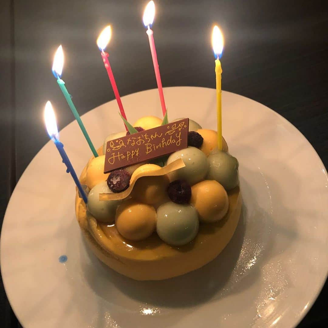 磯部奈央さんのインスタグラム写真 - (磯部奈央Instagram)「お祝いしてもらいました☺︎ . 昨日投稿した、お昼にお誕生日のお祝いをしてもらった日の夜にも、また別のいつメンがサプライズでお祝いしてくれました🥺✨ . 目隠しをされて、外したら大好きなみんながいるって嬉しいよね😍 . みんな飲食店を経営するプロ集団による、スペシャリテメニュー😍 レベル高いし、最高に美味しかったなー💕 . バースデーケーキは、わたしの大好きなメロンケーキ🍈✨しかもアイス‼️ . 色々考えてくれて、感謝😭 幸せな１日でした♡ . . ひろみちゃんからは、CHANELのハンドクリームもいただいた😍女子力高めていこ❣️ ありがとうー♡♡♡ . . . #誕生日 #mybirthday #仲良しメンバー #大好き #ありがとう #love #幸せ #❤️」8月11日 21時51分 - nao_isobe729