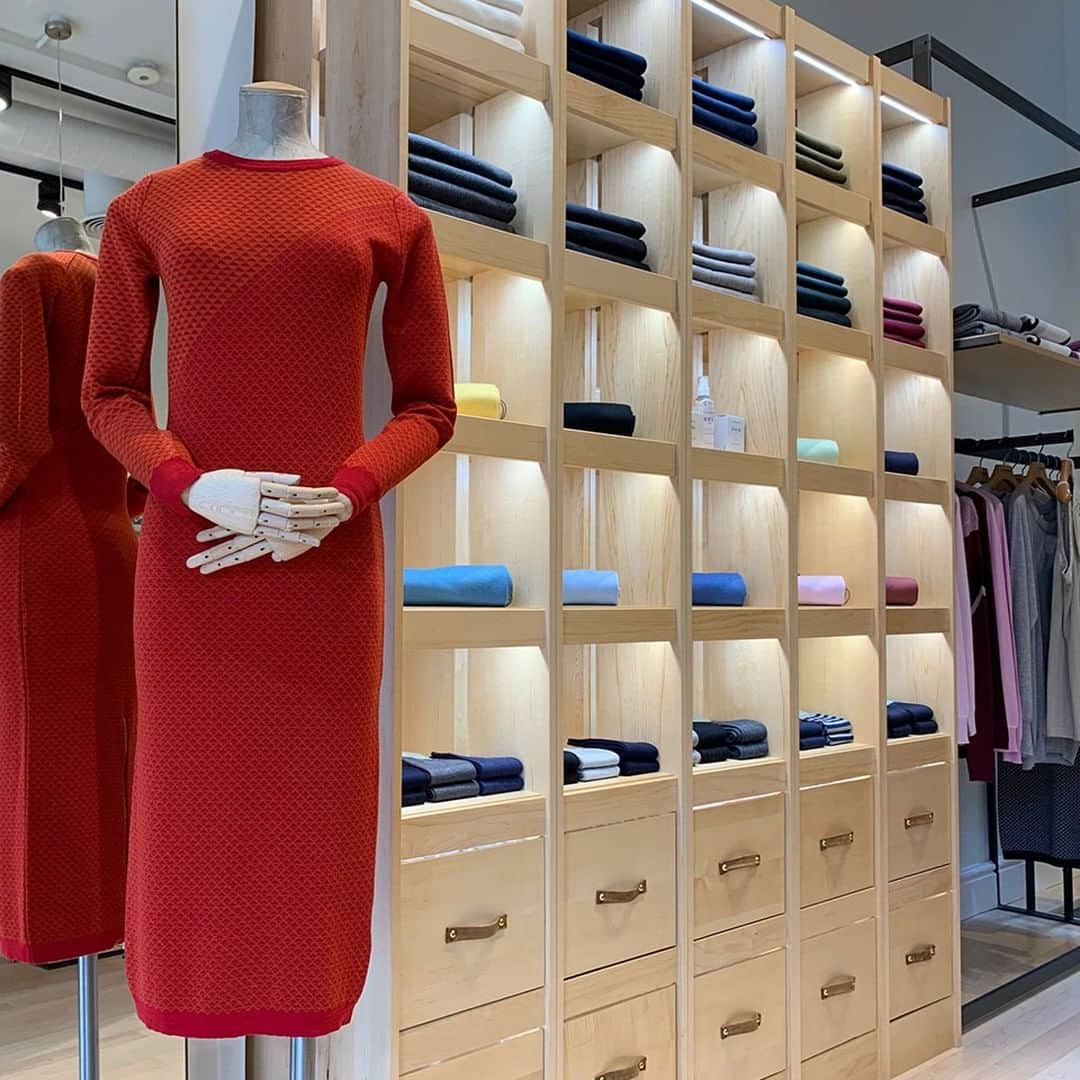 のインスタグラム：「24, New Cavendish Street, stocking our Autumn/Winter '19 collection. Pop down to get your wardrobe must-haves today… #NewCavendishStreet #SundayStoreView #MadeinEngland」