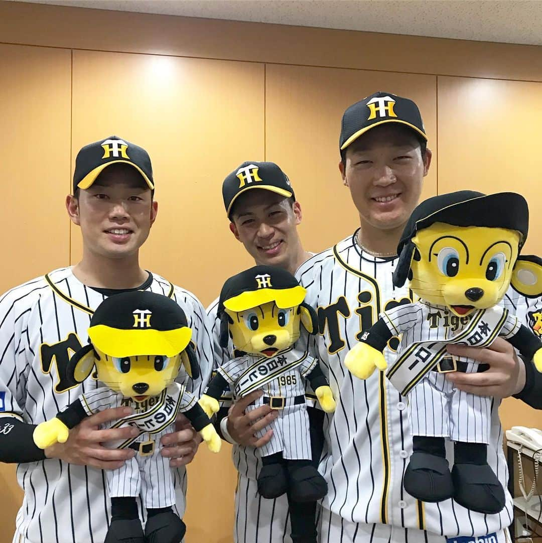 阪神タイガースさんのインスタグラム写真 - (阪神タイガースInstagram)「今日のヒーロー糸原選手、植田選手、大山選手‼️ #糸原健斗 選手 #大山悠輔 選手 #ナイスバッティング ✨ #植田海 選手 #ナイス走塁 ✨ #今日のヒーロー #todayshero #阪神タイガース」8月11日 22時01分 - hanshintigers_official