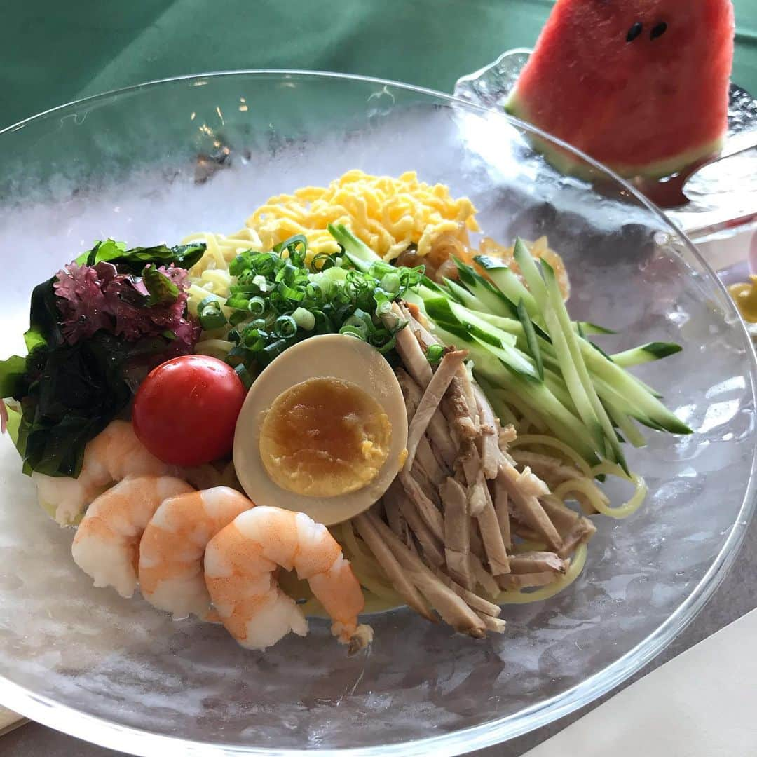 芦田桂子さんのインスタグラム写真 - (芦田桂子Instagram)「残暑お見舞い申し上げます🍉 ひゃぁ〜本日も暑過ぎました💦 ですが、皆んなとワイワイ廻る⛳️楽しすぎ❣️ かなり難しい初めてのコースでしたがスコア100。。。 頑張りました〜😆 ✴︎ 初めましての @coco_golf ちゃんのフォームの美しさに😍 もう一度、基礎から学び直したいと思った本日のラウンドもパターが👎 このお盆はパター練習に励みたいと思います💦 ✴︎ 写真3枚目はゴルファーの為日焼け止めクリーム #golfersprotectuv バンカーの砂もサラっと落ちる処方のSPF40 PA+++ おススメだよ☀️ ✴︎ そして、最近のゴルフ場ランチはツルッと天そばブームでしたが今日から冷やし中華始めましたw お食事が美味しいと後半も頑張るよねー！ 実はプラスαの🍉が選んだ決めてだったりして😜 皆さま、おつかれさまでした〜❣️ ✴︎ #ゴルフ  #ゴルフラウンド #golf  #ゴルフ女子  #大人女子ゴルファー #ゴルフ好きな人と繋がりたい  #골프 #perlygatesgolf  #kissgreen  #admiral  #callaway  #おつかれさまでした」8月11日 21時54分 - keiko_ashida