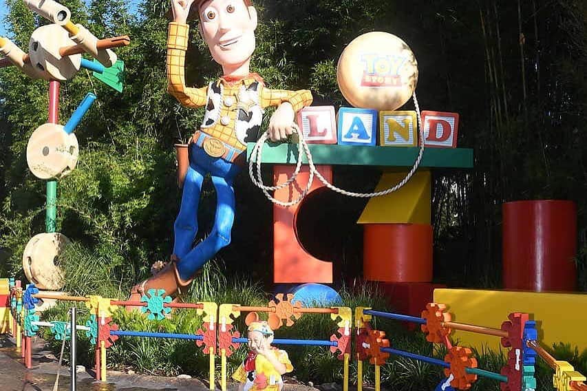 tiahy__さんのインスタグラム写真 - (tiahy__Instagram)「Toy Story Land. . . . Hollywood Studiosの中でも 1番混雑していたToy Story Land. . アトラクションのファストパス+もなかなか取れないエリア. . . でも前もってちゃんとファストパス+は取っていたので、taiちゃんお目当てのアトラクションに乗れて大満足でした. . . . Toy Story4公開記念でボーにも会えて(もちろんウッディにも)とても幸せそうなtaiちゃん. . . 最後のムービーはフォトパスで作ってくれたムービーです. . . フォトパスはちょこちょここういったムービーを作ってもらえるので、とっても嬉しい. . . . #wdw#hollywoodstudios #waltdisneyworld#toystoryland #taiacostume#disney#disneybaby#disneykids#disneyfamily#toystory4#pixar#woody_taia」8月11日 21時55分 - tiahy__disney