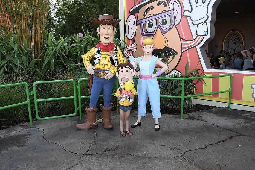 tiahy__のインスタグラム：「Toy Story Land. . . . Hollywood Studiosの中でも 1番混雑していたToy Story Land. . アトラクションのファストパス+もなかなか取れないエリア. . . でも前もってちゃんとファストパス+は取っていたので、taiちゃんお目当てのアトラクションに乗れて大満足でした. . . . Toy Story4公開記念でボーにも会えて(もちろんウッディにも)とても幸せそうなtaiちゃん. . . 最後のムービーはフォトパスで作ってくれたムービーです. . . フォトパスはちょこちょここういったムービーを作ってもらえるので、とっても嬉しい. . . . #wdw#hollywoodstudios #waltdisneyworld#toystoryland #taiacostume#disney#disneybaby#disneykids#disneyfamily#toystory4#pixar#woody_taia」