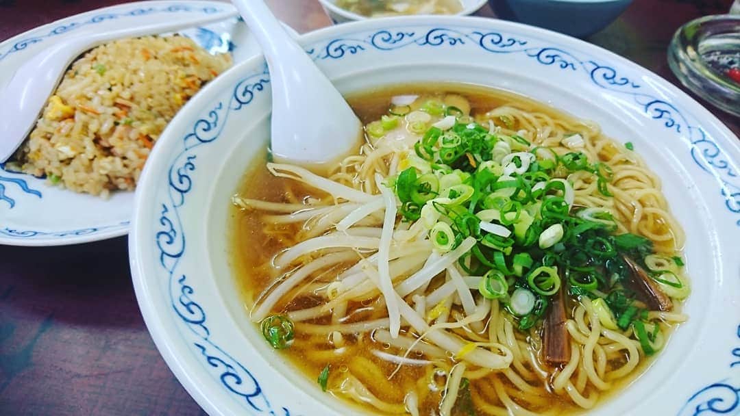 のインスタグラム：「『ラーメン & 焼きめし』子供の頃に良く食べに行っていた「みなみ」と言うラーメン屋さん♪懐かしい味♪今でも旨くて安いのです！ラーメンが600円で焼きめしが500円(^○^)♪♪ #ラーメン #焼きめし #やきめし #ramen #京都 #長岡天神 #ラーメン屋さん #みなみ #町中華 #飯テロ #レギュラー松本 #あるある探検隊 #らーめん #焼飯 #炒飯」